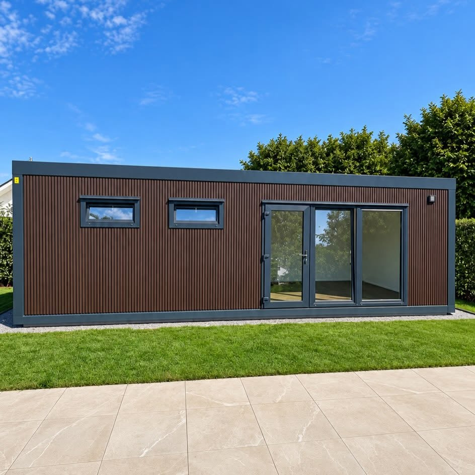8,24 × 2,90 m-es modul hosszanti homlokzata Walnut dekorú burkolattal és nagy üvegfelülettel